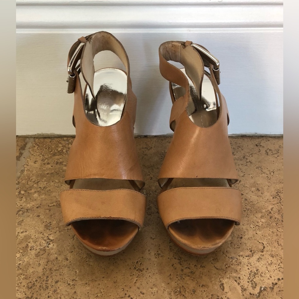 MICHAEL KORS - Y2K CARLA LEATHER BUCKLE PLATFORM HEELS SANDALS + WOMENS/TAN 7